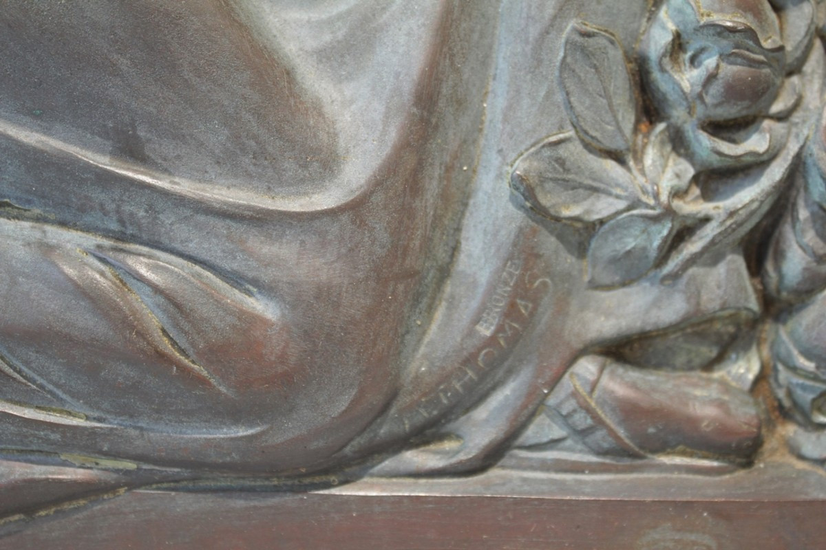 Sculpture en bas relief en bronze 'Pleureuse' signé M. Thomas vers 1930-photo-1