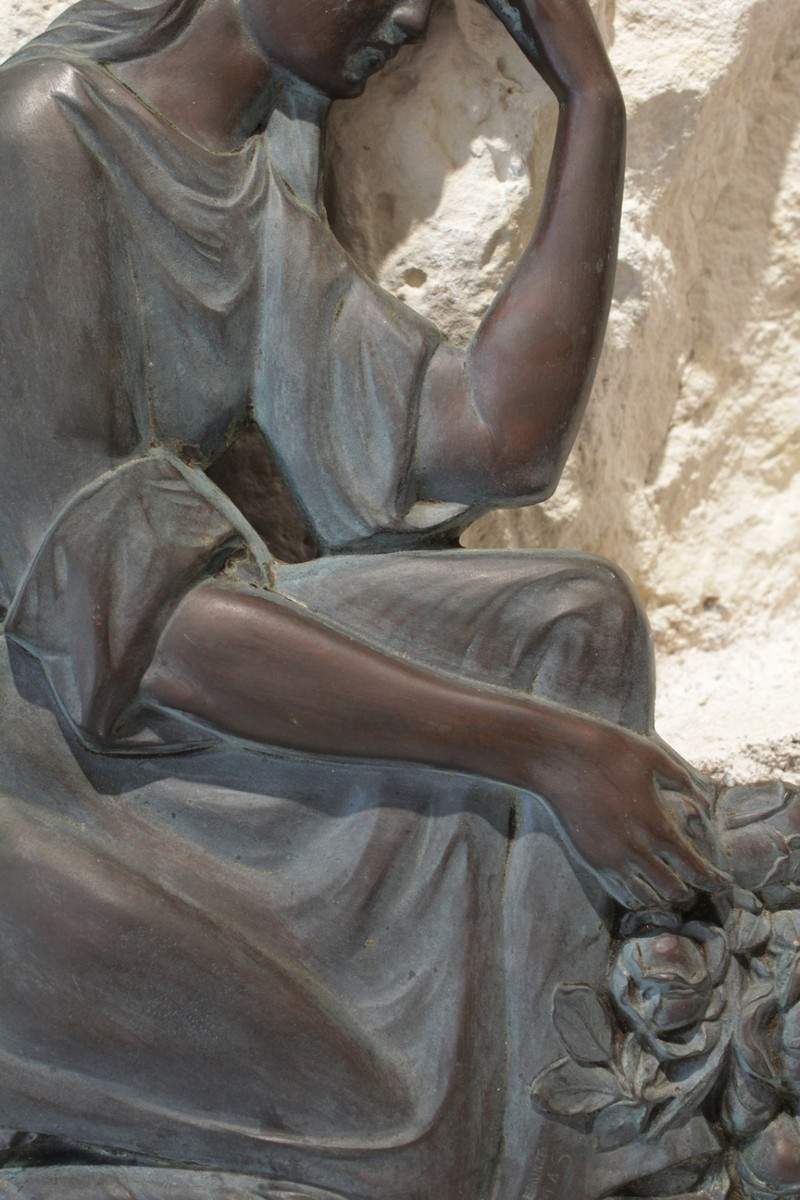 Sculpture en bas relief en bronze 'Pleureuse' signé M. Thomas vers 1930-photo-3