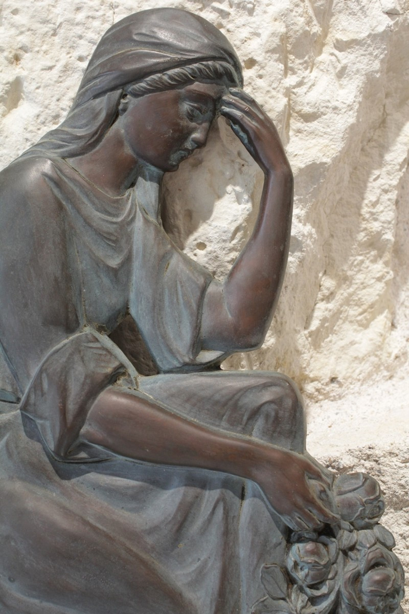 Sculpture en bas relief en bronze 'Pleureuse' signé M. Thomas vers 1930-photo-4