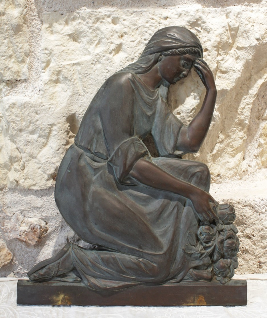 Sculpture en bas relief en bronze 'Pleureuse' signé M. Thomas vers 1930
