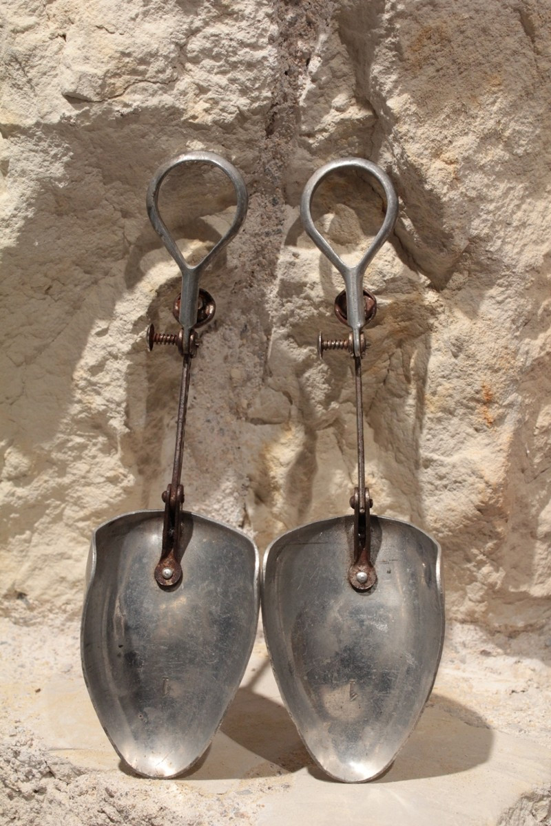 Pair Of White Metal Shoe Lasts Engraved 'chaussures Raoul' Early 20th Century-photo-2