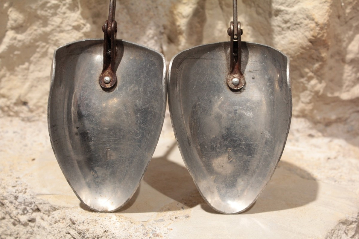 Pair Of White Metal Shoe Lasts Engraved 'chaussures Raoul' Early 20th Century-photo-3