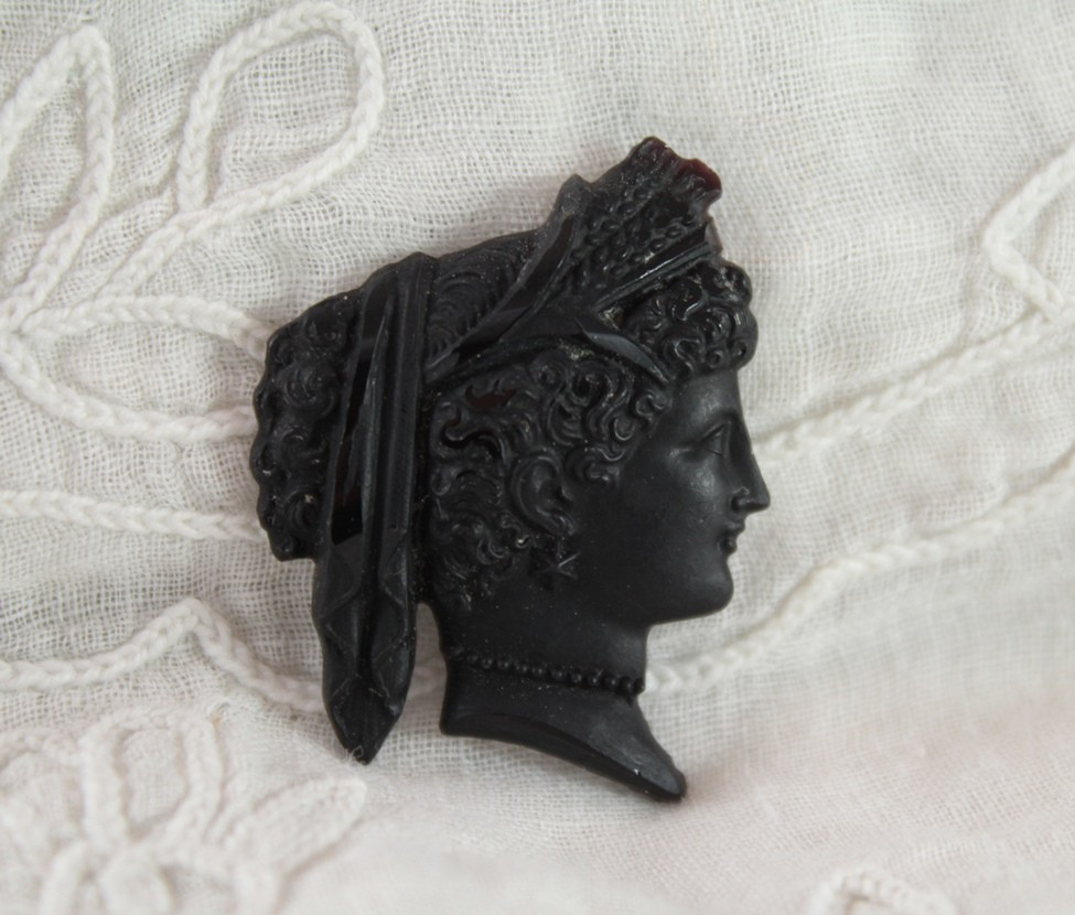 3 sujets façon camées, 'profils de femme' en verre noir, époque victorienne, fin 19ème siècle-photo-2