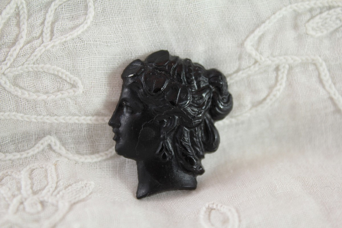 3 sujets façon camées, 'profils de femme' en verre noir, époque victorienne, fin 19ème siècle-photo-4