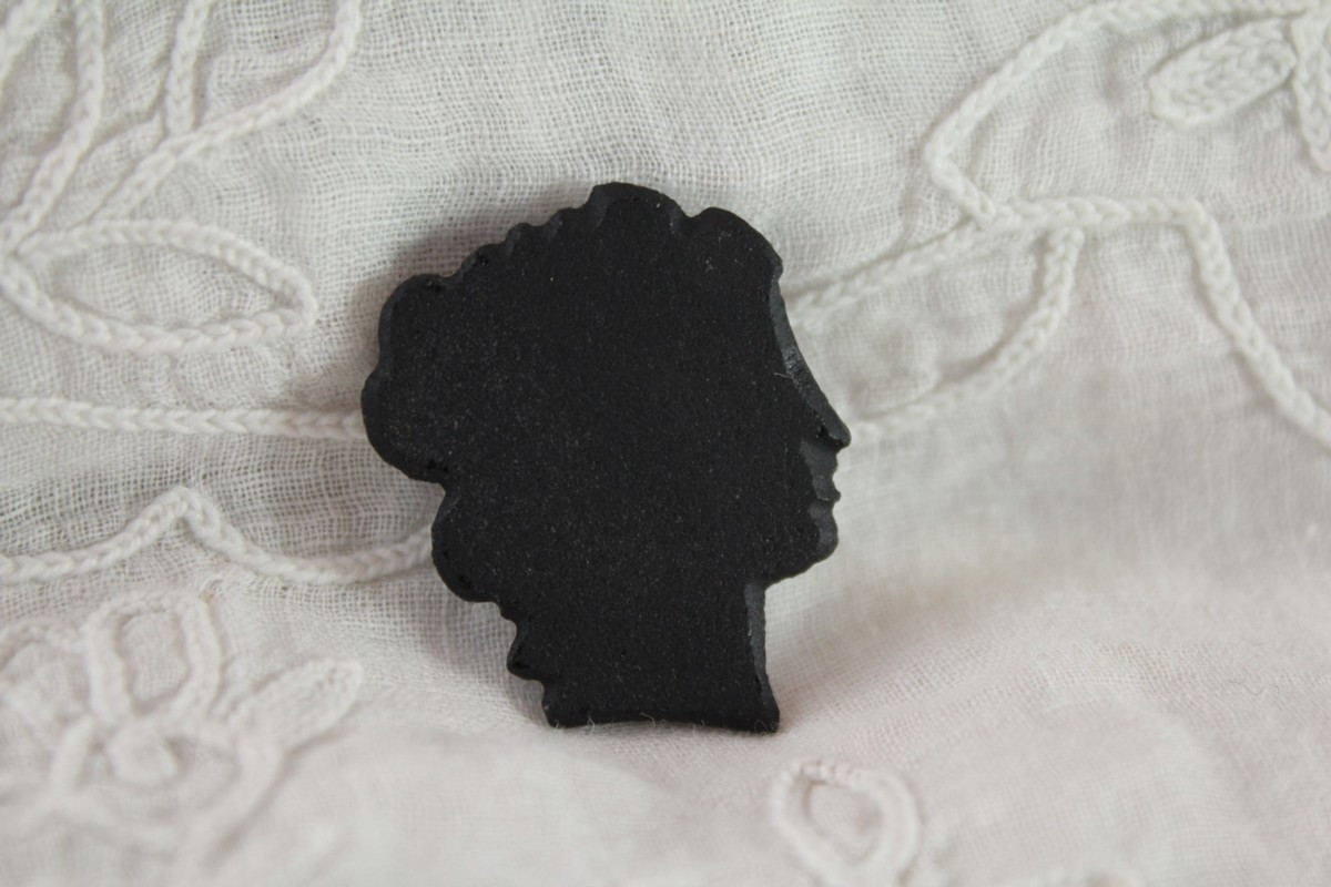 3 sujets façon camées, 'profils de femme' en verre noir, époque victorienne, fin 19ème siècle-photo-1