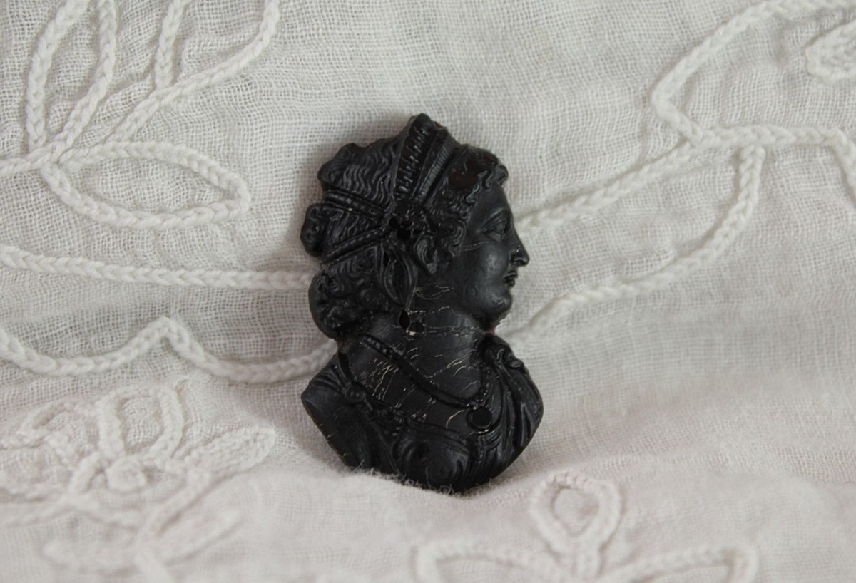 3 sujets façon camées, 'profils de femme' en verre noir, époque victorienne, fin 19ème siècle-photo-2
