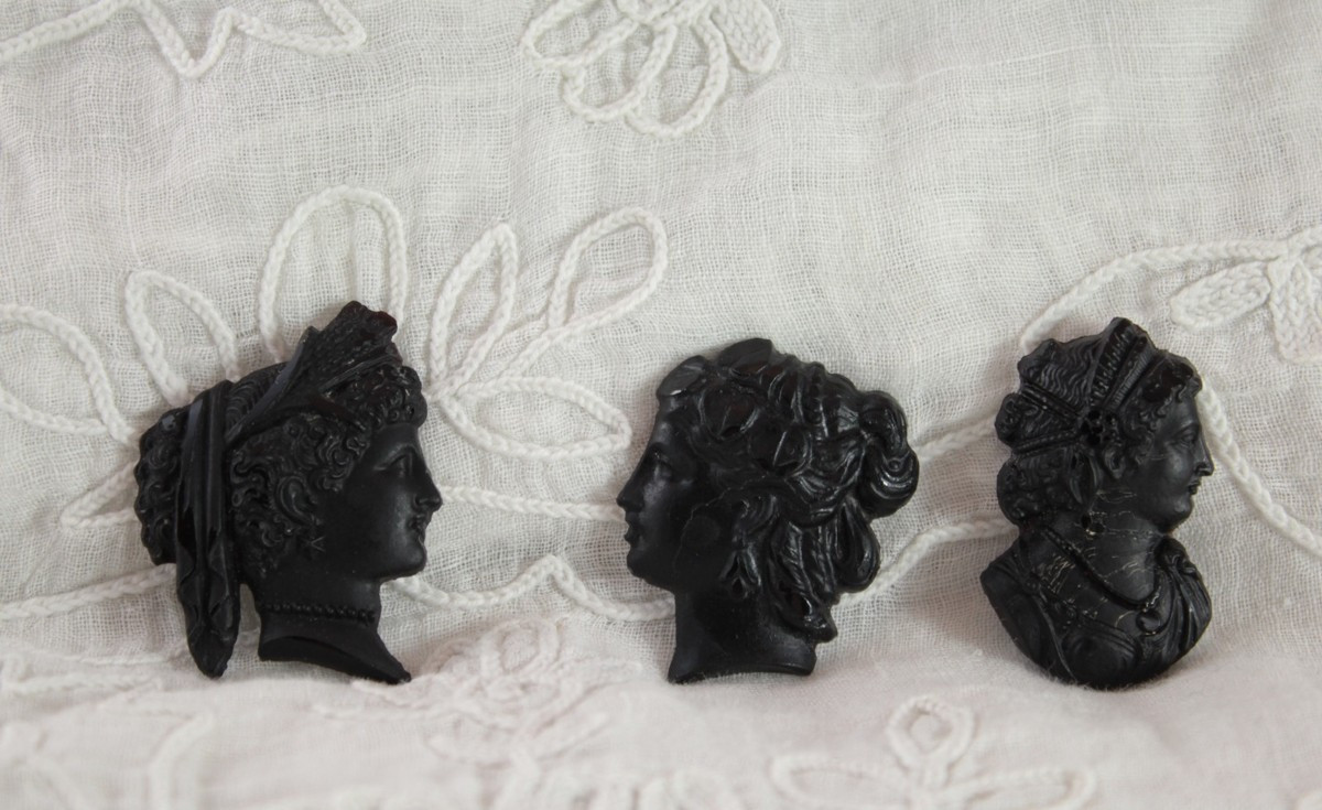 3 sujets façon camées, 'profils de femme' en verre noir, époque victorienne, fin 19ème siècle