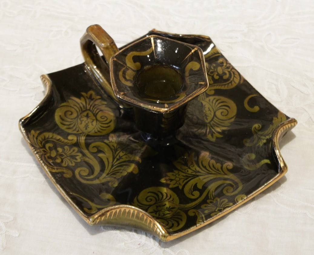 Bougeoir à anse en faïence à décor de feuilles stylisées signé Lunéville, entre 1880 et 1920