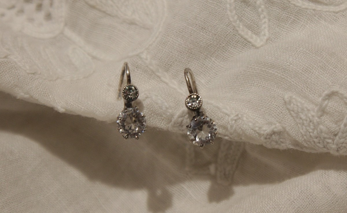 Paire de boucles d'oreilles 'dormeuses' en argent et 2 pierres blanches 20ème siècle-photo-3