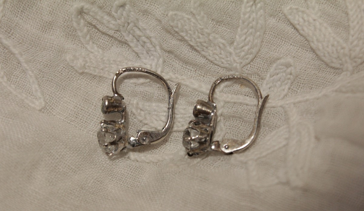 Paire de boucles d'oreilles 'dormeuses' en argent et 2 pierres blanches 20ème siècle-photo-1