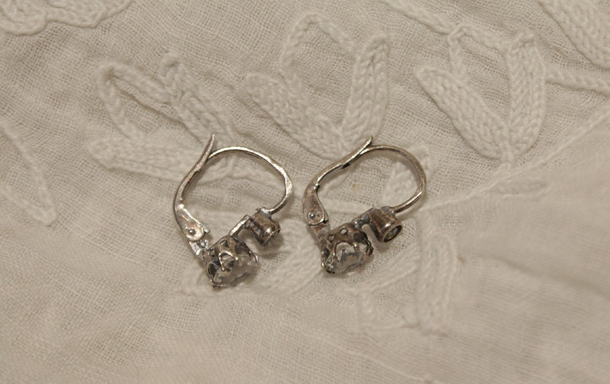 Paire de boucles d'oreilles 'dormeuses' en argent et 2 pierres blanches 20ème siècle-photo-2