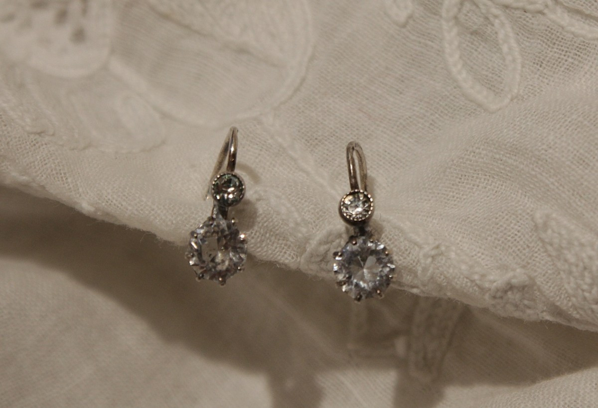 Paire de boucles d'oreilles 'dormeuses' en argent et 2 pierres blanches 20ème siècle