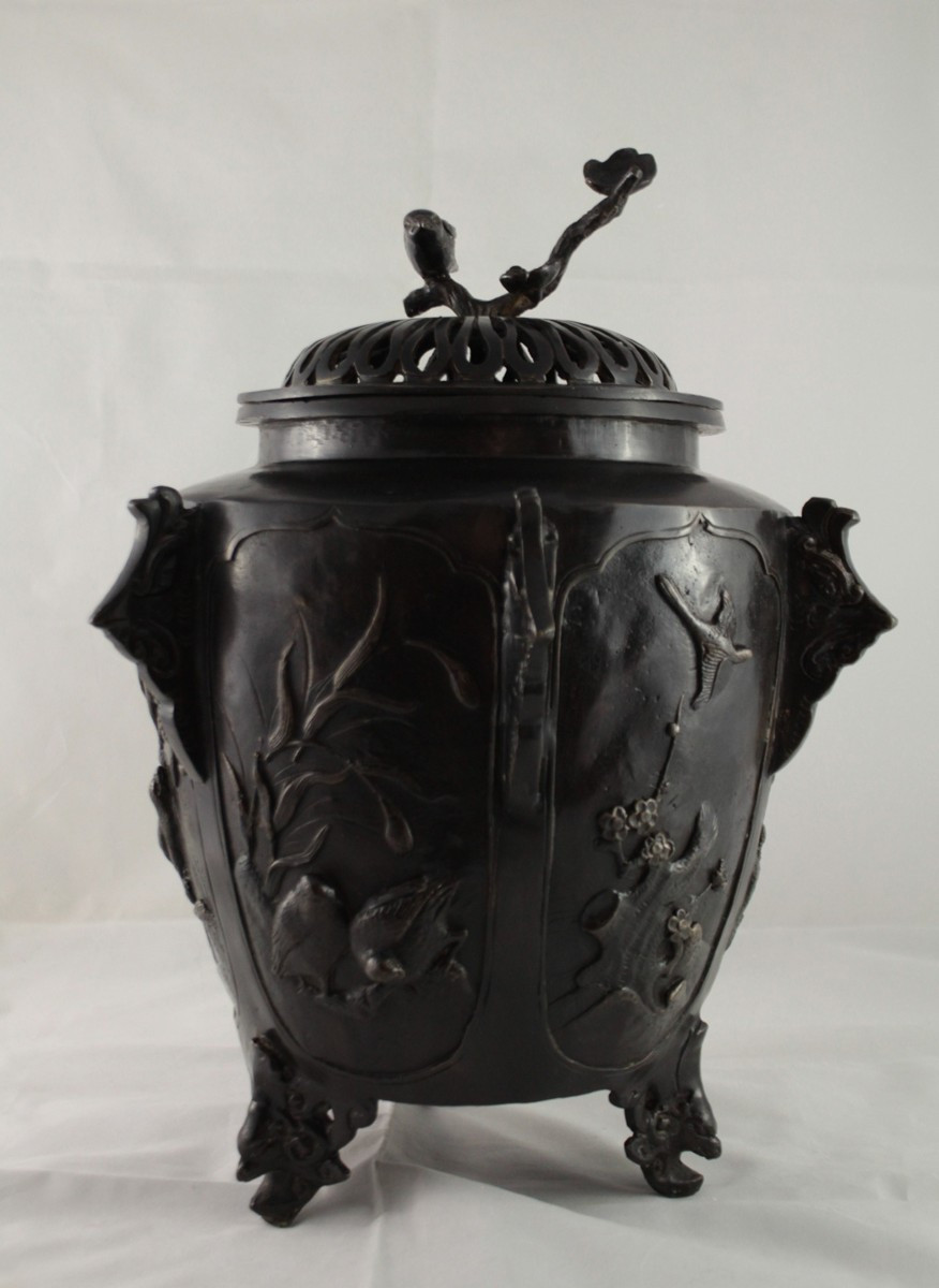 Grand brûle-parfum en bronze à patine brune oiseaux et végétations, Chine, 20ème siècle