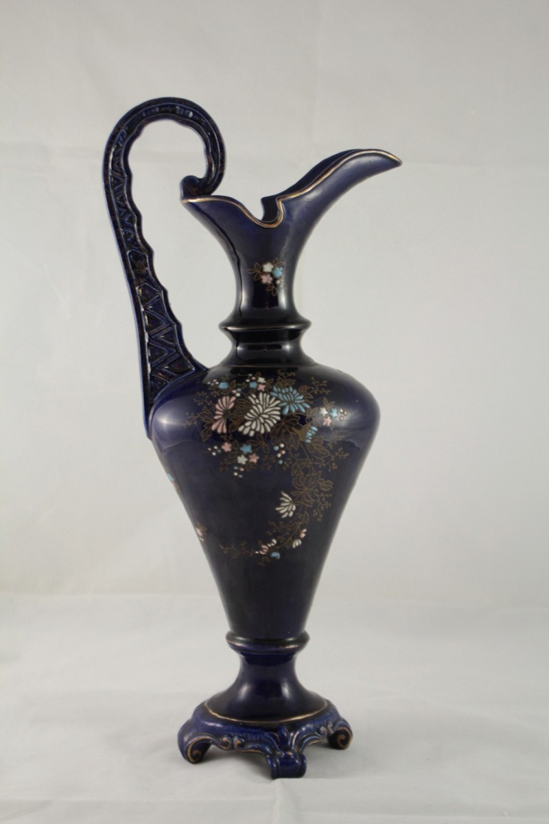 Grande aiguière en faïence bleu nuit, attribuée à Fives-Lille, fin 19ème, début 20ème siècle