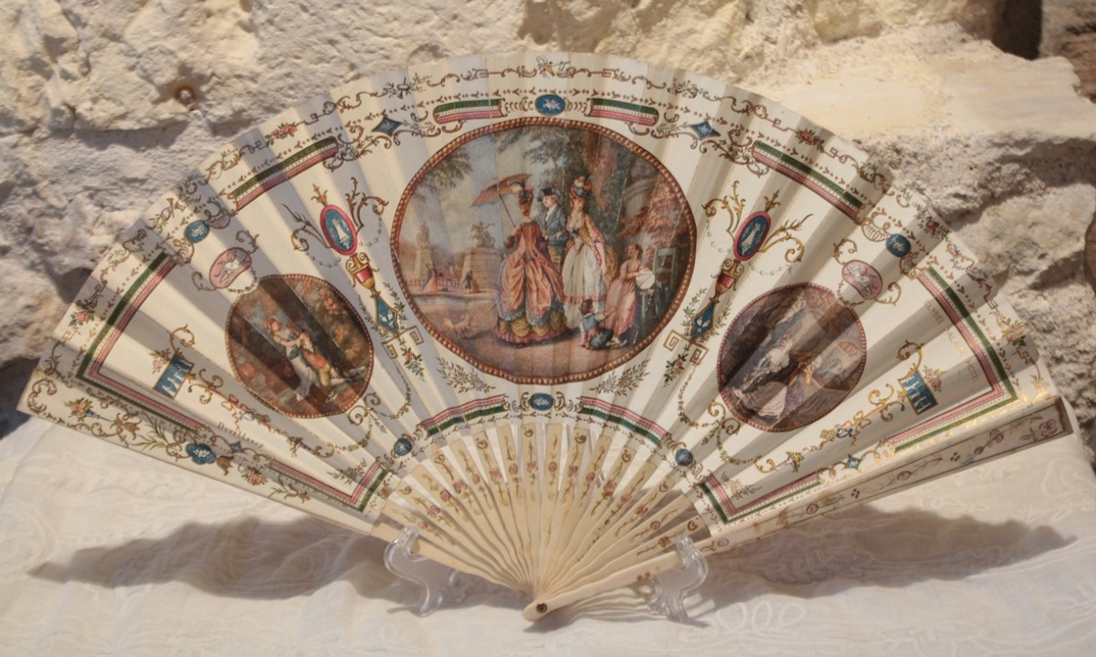 Éventail en papier imprimé et brins en os Duvelleroy Elysée Palace Hotel vers 1900