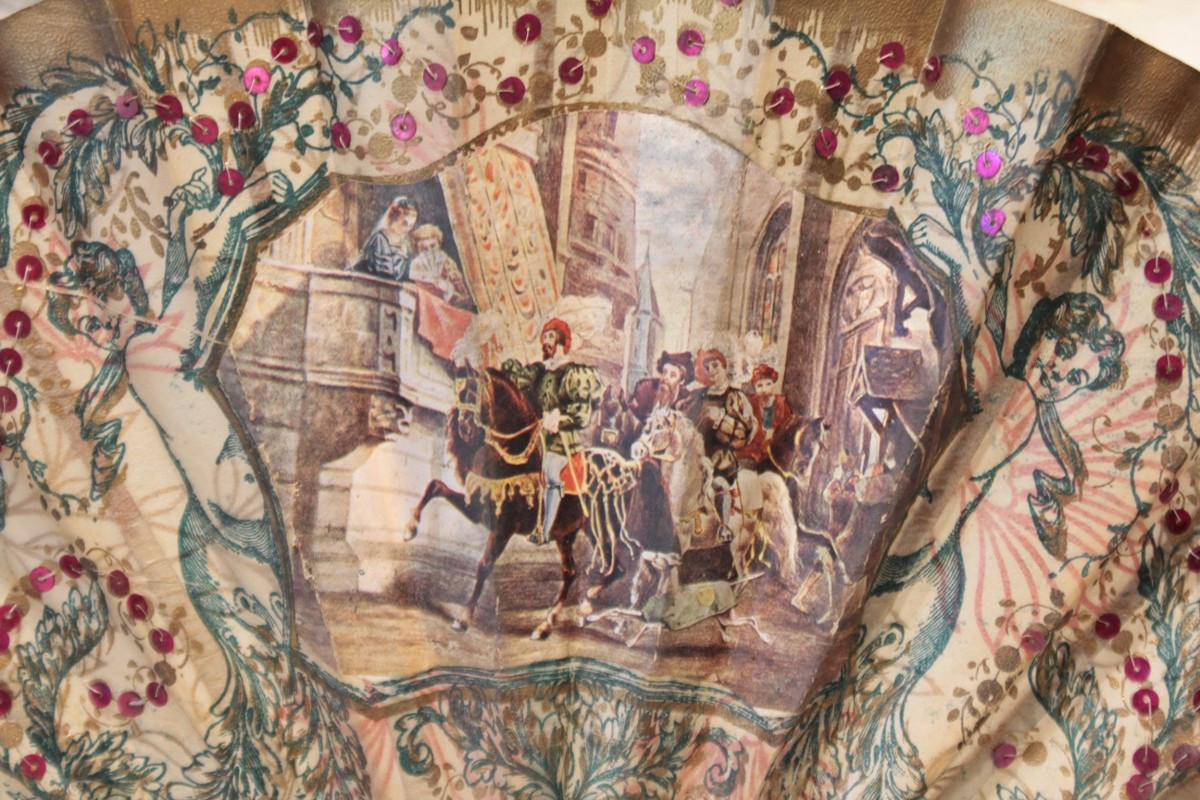 Éventail en papier enduit et sequins rouges, café de Paris Armenonville, vers 1900-photo-2