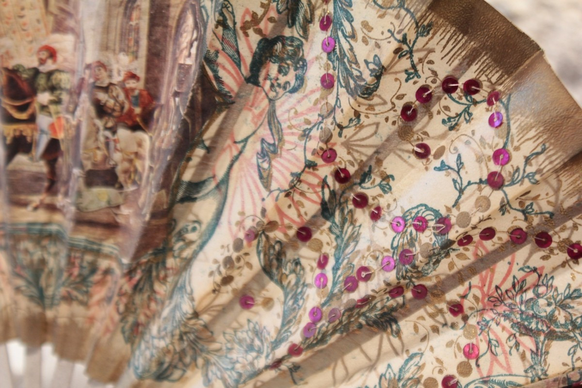 Éventail en papier enduit et sequins rouges, café de Paris Armenonville, vers 1900-photo-3