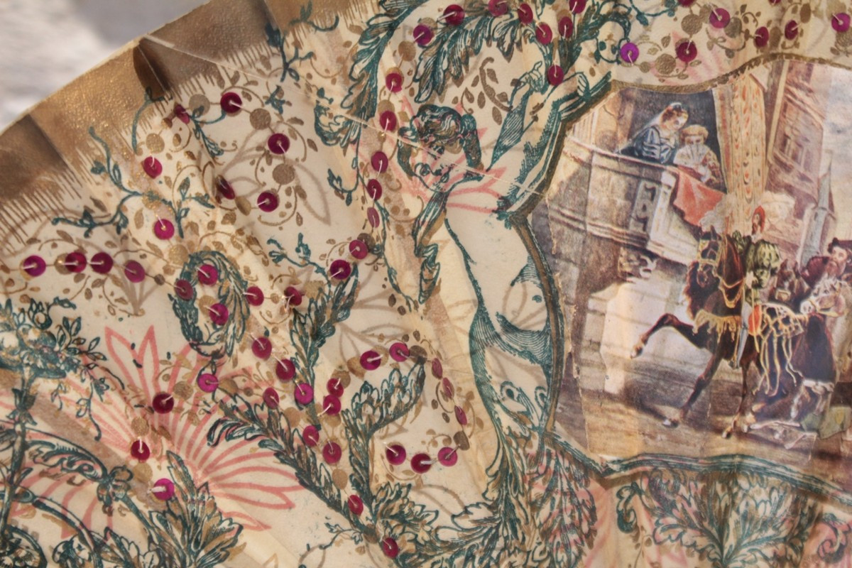 Éventail en papier enduit et sequins rouges, café de Paris Armenonville, vers 1900-photo-4