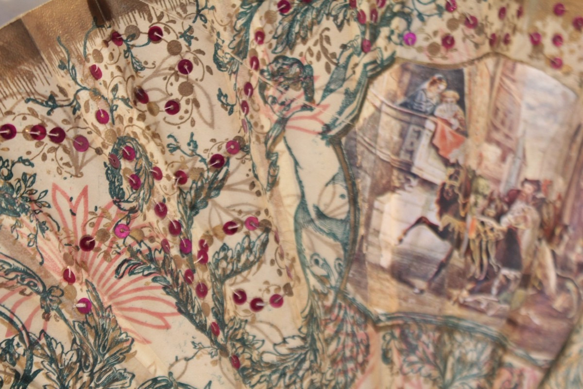 Éventail en papier enduit et sequins rouges, café de Paris Armenonville, vers 1900-photo-1