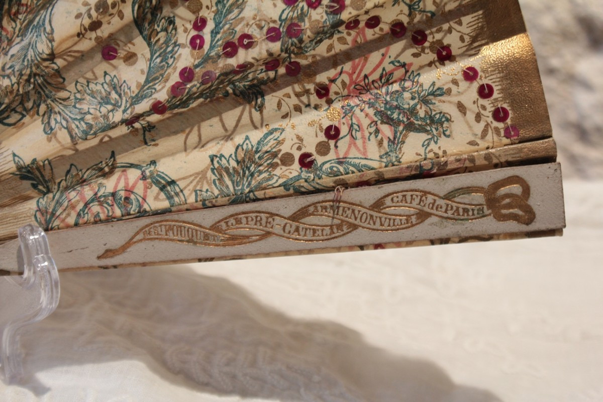 Éventail en papier enduit et sequins rouges, café de Paris Armenonville, vers 1900-photo-2
