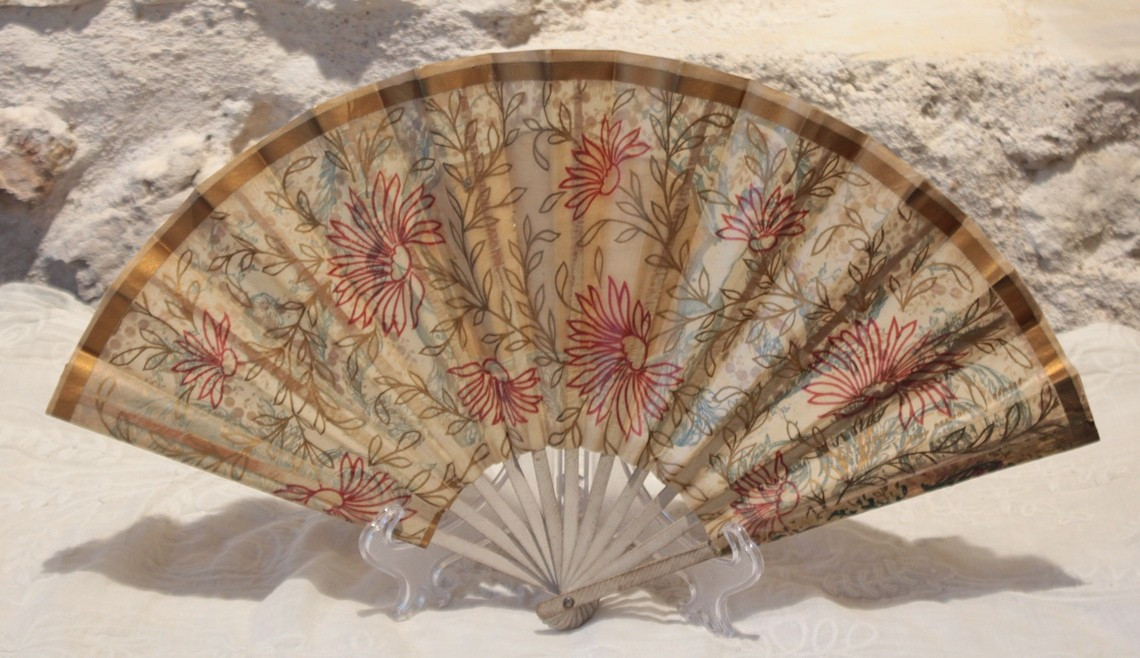 Éventail en papier enduit et sequins rouges, café de Paris Armenonville, vers 1900-photo-3