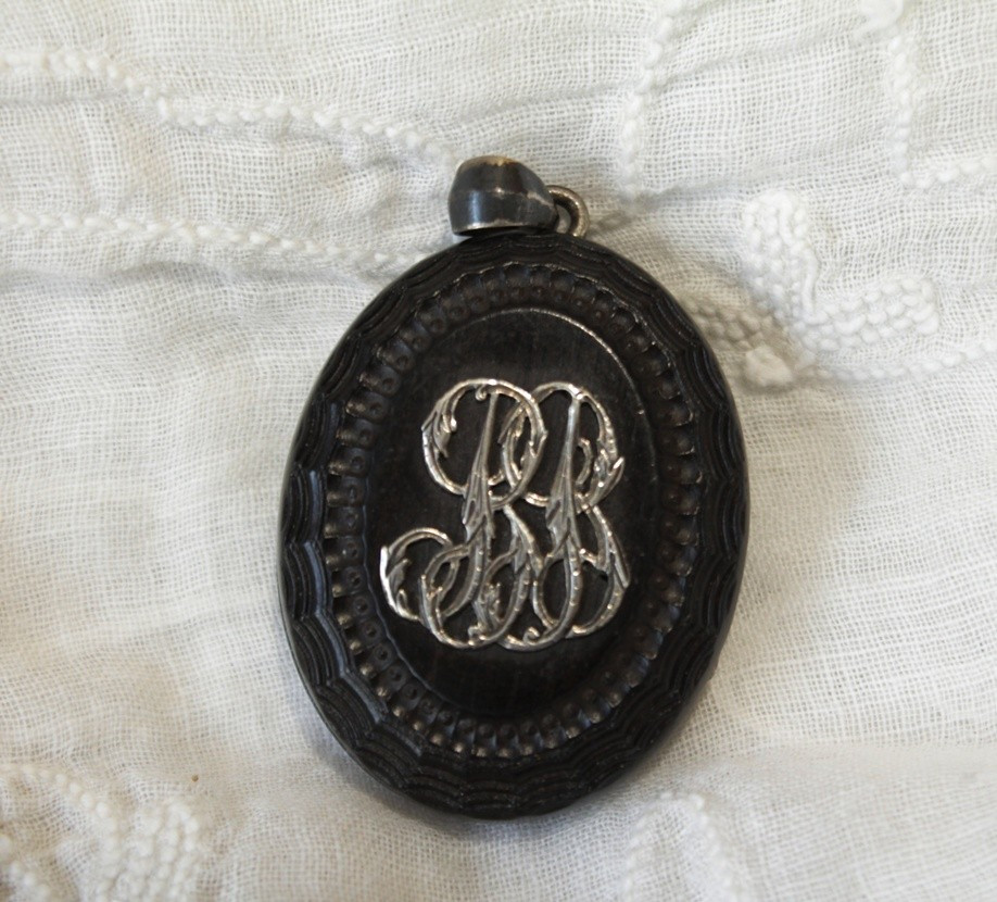 Napoleon III Double Photo Holder Medallion In Wood And Silver Initials, Late 19th Century-photo-3