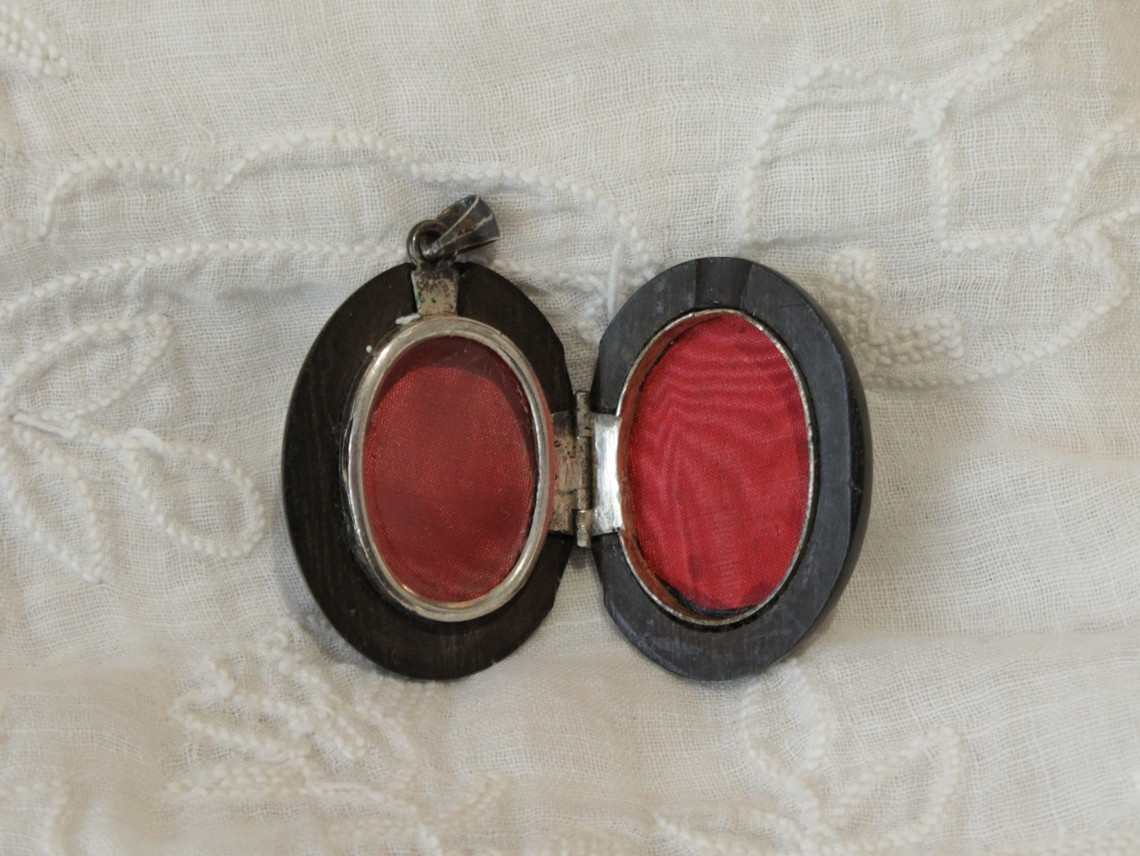Napoleon III Double Photo Holder Medallion In Wood And Silver Initials, Late 19th Century-photo-4