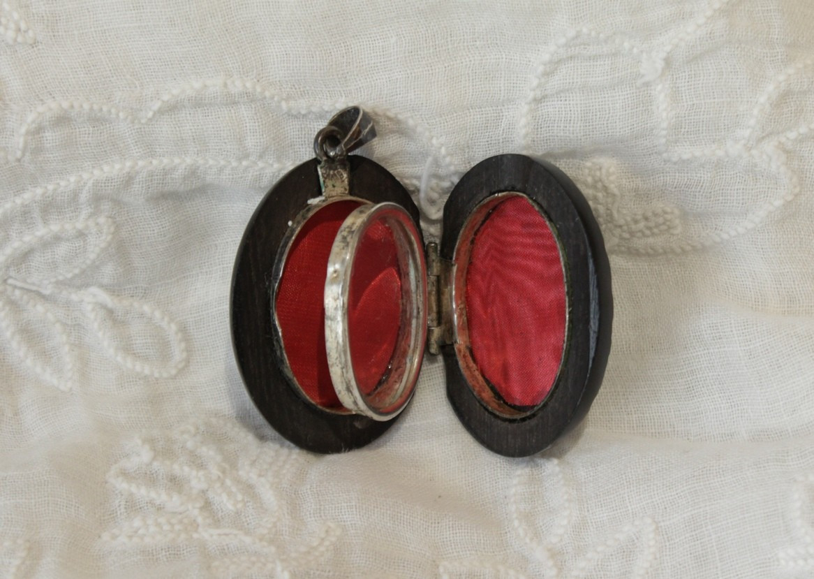 Napoleon III Double Photo Holder Medallion In Wood And Silver Initials, Late 19th Century-photo-1