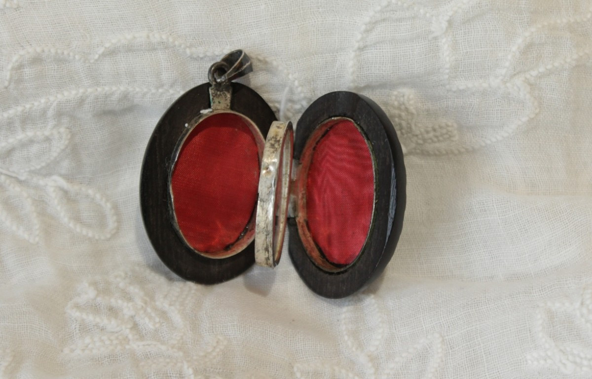 Napoleon III Double Photo Holder Medallion In Wood And Silver Initials, Late 19th Century-photo-2