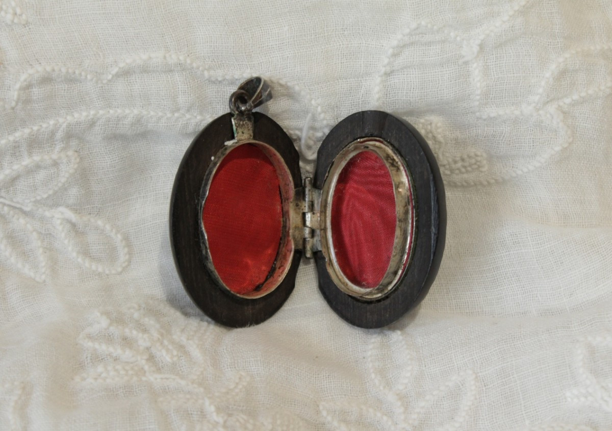 Napoleon III Double Photo Holder Medallion In Wood And Silver Initials, Late 19th Century-photo-3