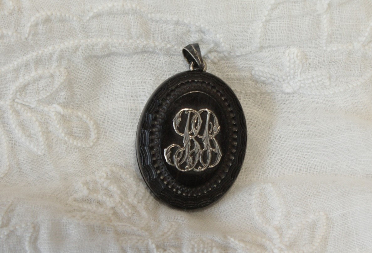 Napoleon III Double Photo Holder Medallion In Wood And Silver Initials, Late 19th Century