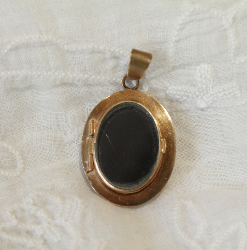 Médaillon porte photo en verre noir gravé et laiton doré Napoléon III fin 19ème siècle-photo-1