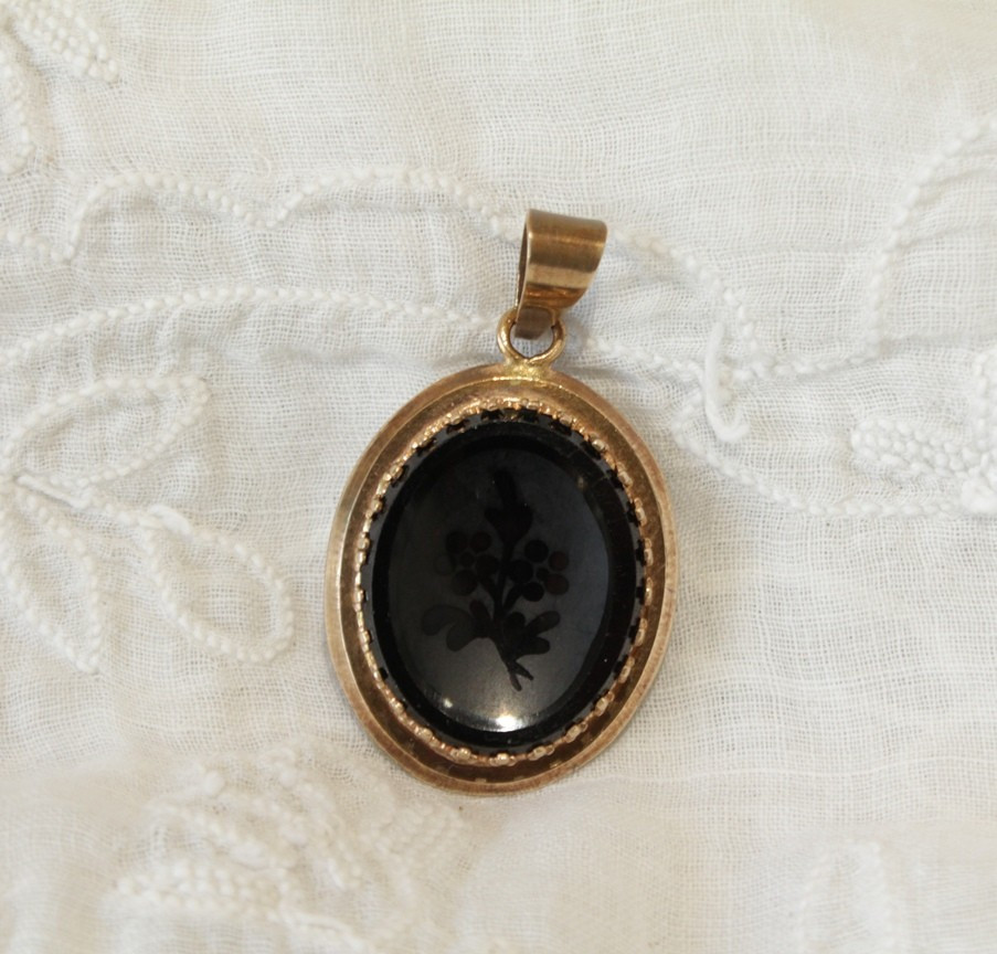 Médaillon porte photo en verre noir gravé et laiton doré Napoléon III fin 19ème siècle
