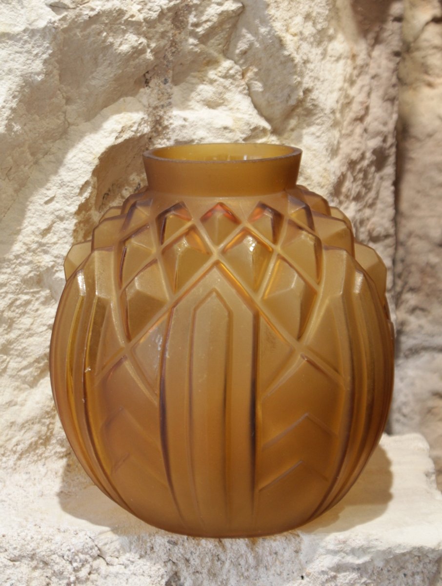 Vase boule en verre satiné moulé jaune ambré signé CLA, Art Déco, vers 1930-photo-2