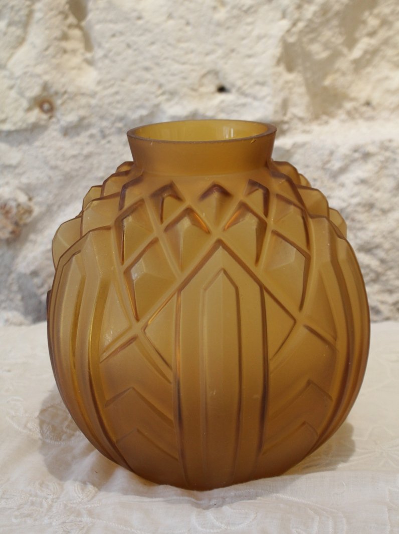 Vase boule en verre satiné moulé jaune ambré signé CLA, Art Déco, vers 1930-photo-3