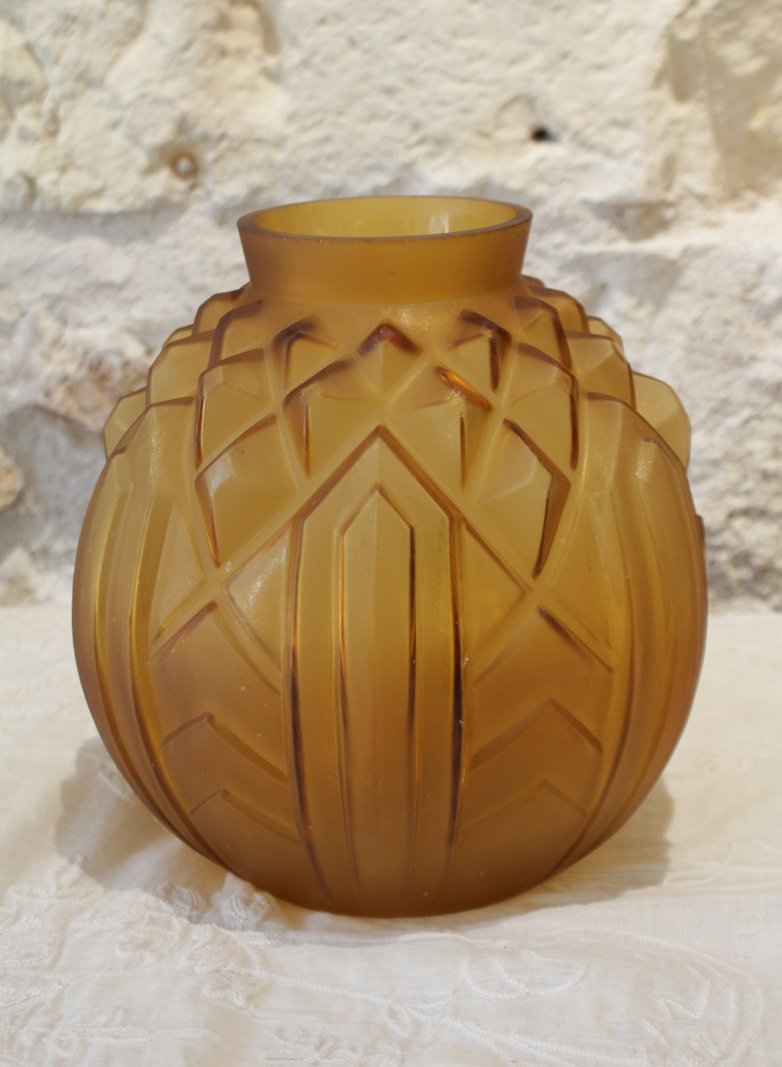 Vase boule en verre satiné moulé jaune ambré signé CLA, Art Déco, vers 1930-photo-1