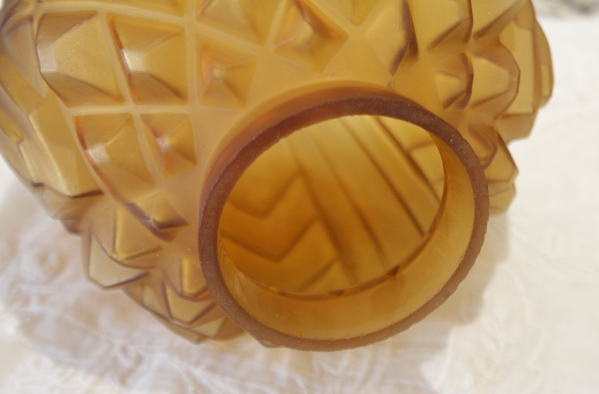Vase boule en verre satiné moulé jaune ambré signé CLA, Art Déco, vers 1930-photo-3