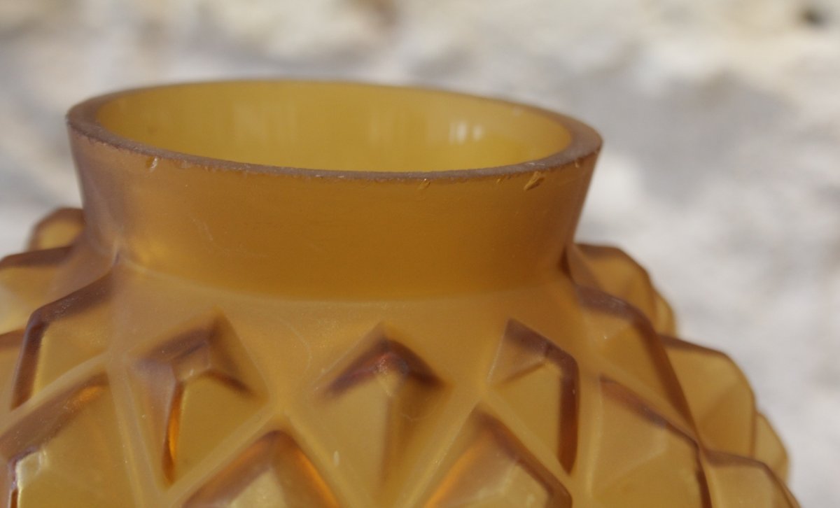 Vase boule en verre satiné moulé jaune ambré signé CLA, Art Déco, vers 1930-photo-4