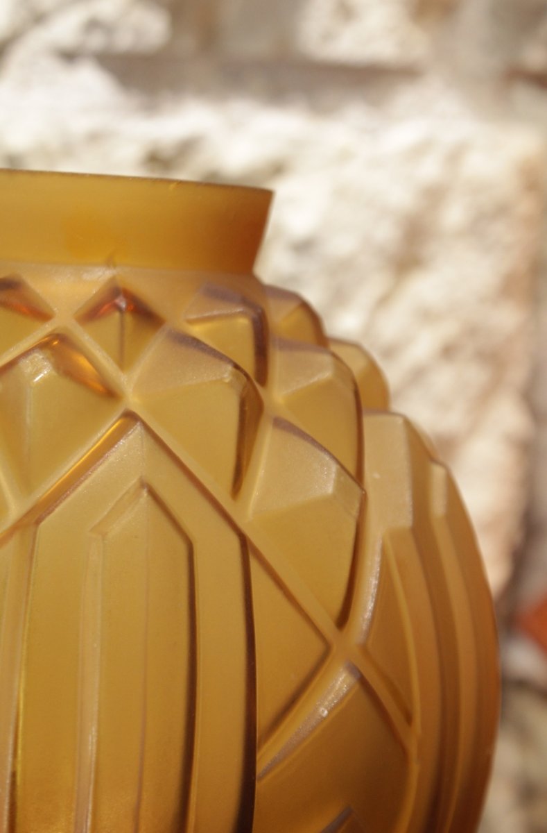 Vase boule en verre satiné moulé jaune ambré signé CLA, Art Déco, vers 1930-photo-7