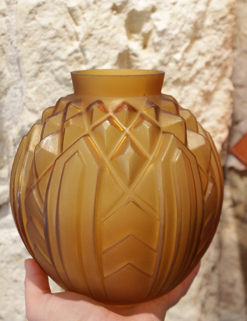 Vase boule en verre satiné moulé jaune ambré signé CLA, Art Déco, vers 1930-photo-8
