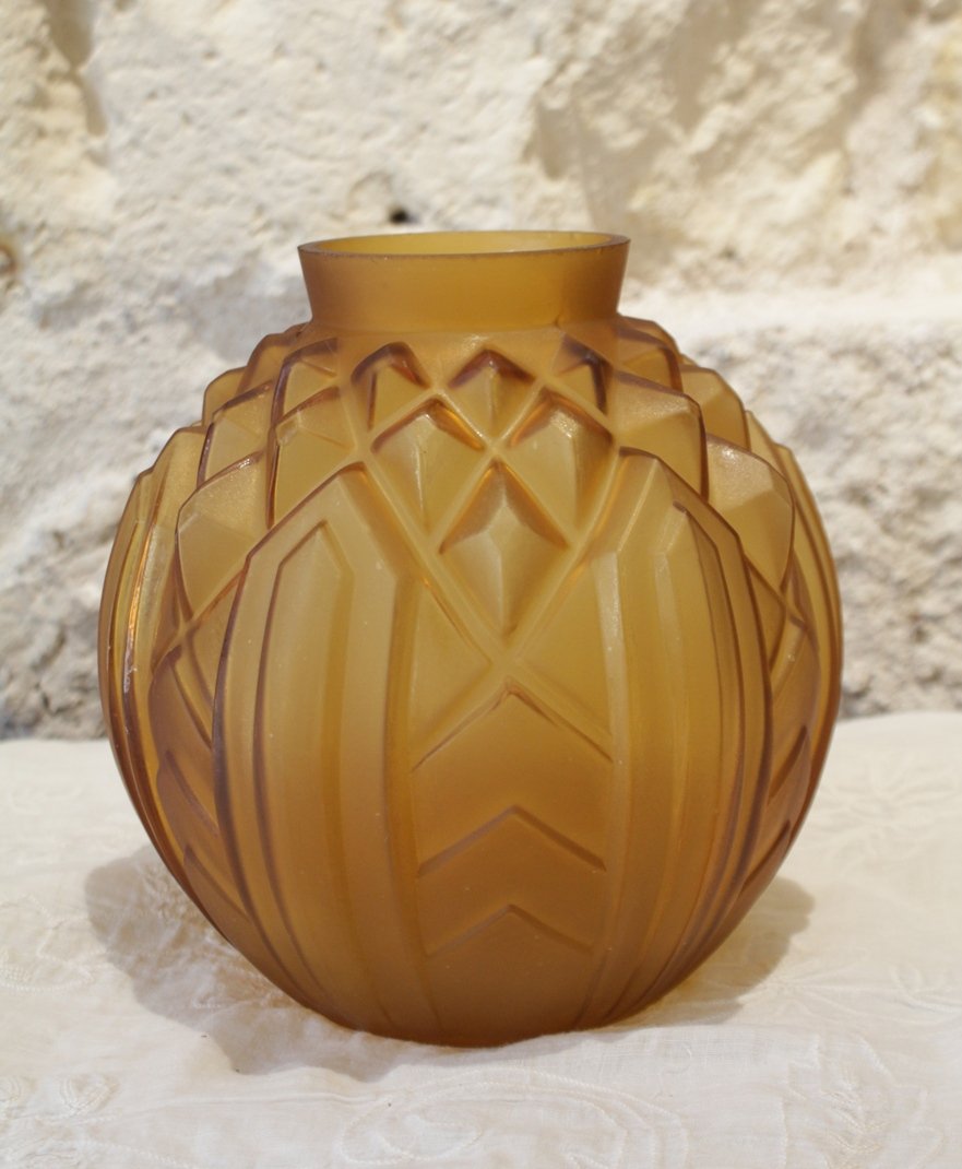Vase boule en verre satiné moulé jaune ambré signé CLA, Art Déco, vers 1930