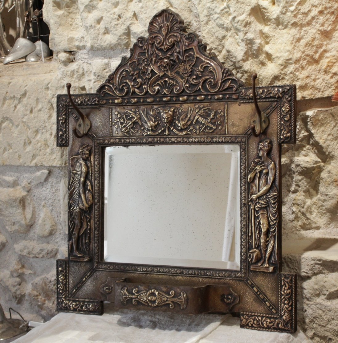 Miroir porte-manteaux en laiton repoussé décor de nymphes et rocailles fin 19ème siècle-photo-7