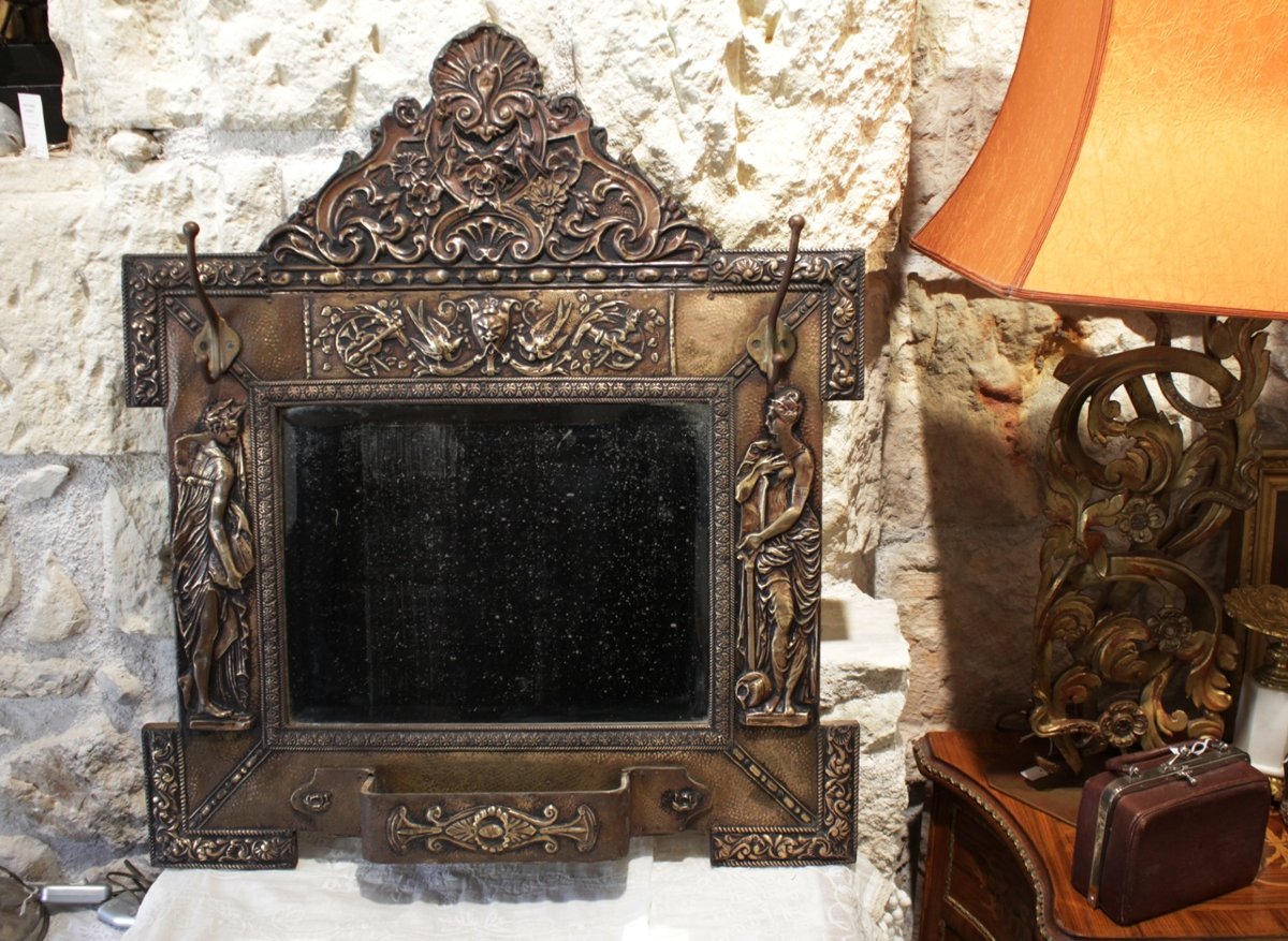 Miroir porte-manteaux en laiton repoussé décor de nymphes et rocailles fin 19ème siècle