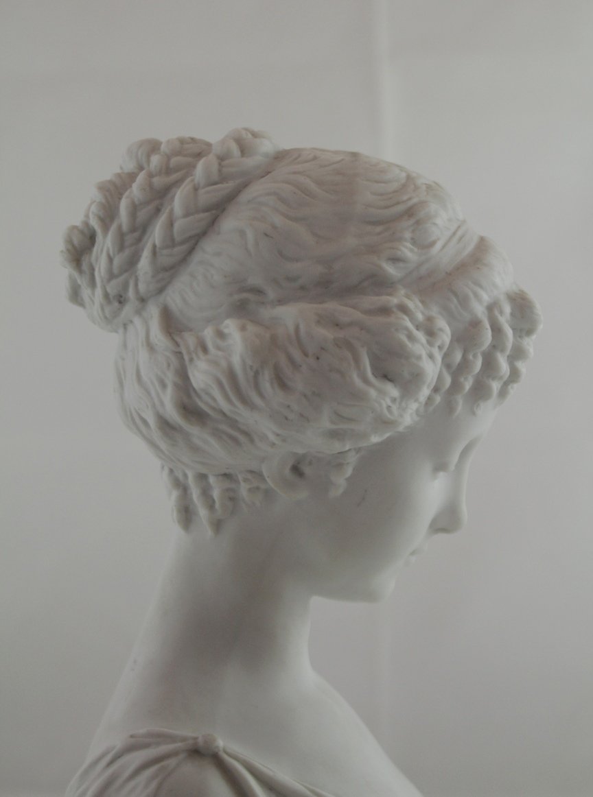 Sculpture en biscuit de porcelaine buste de jeune fille fin 19ème, début 20ème siècle-photo-1