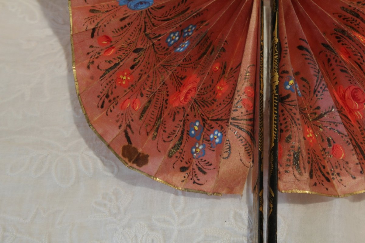 Éventail cocarde en bois peint scènes chinoises et papier de soie rose peint, fin 19ème siècle-photo-3