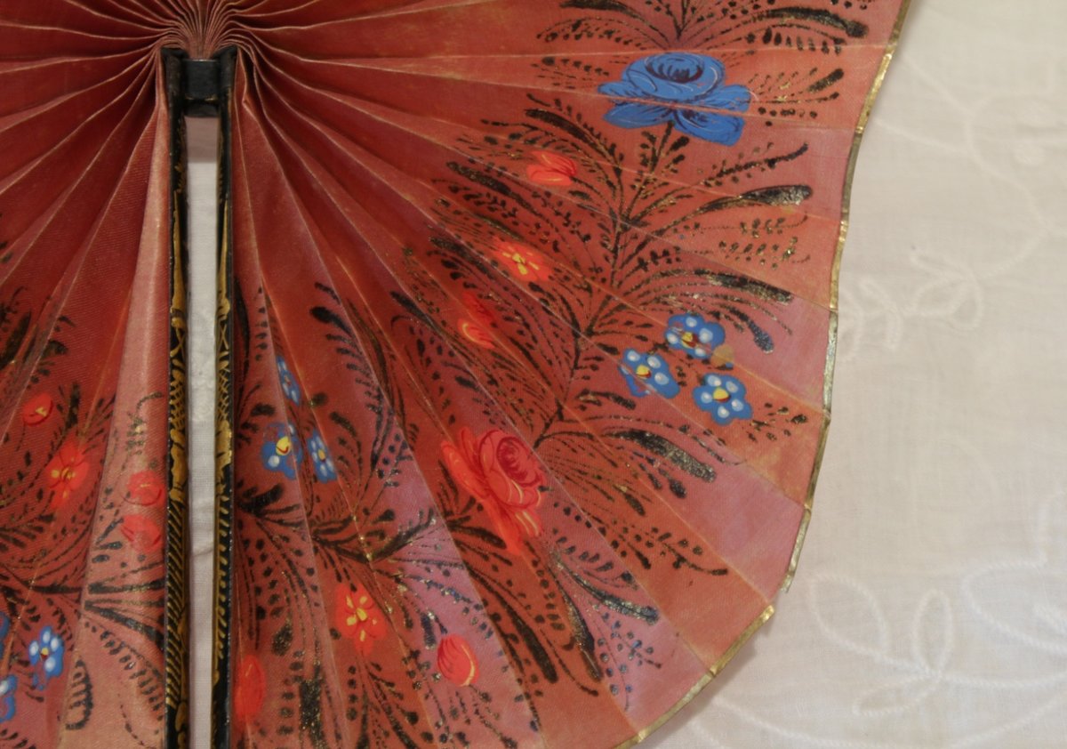 Éventail cocarde en bois peint scènes chinoises et papier de soie rose peint, fin 19ème siècle-photo-1