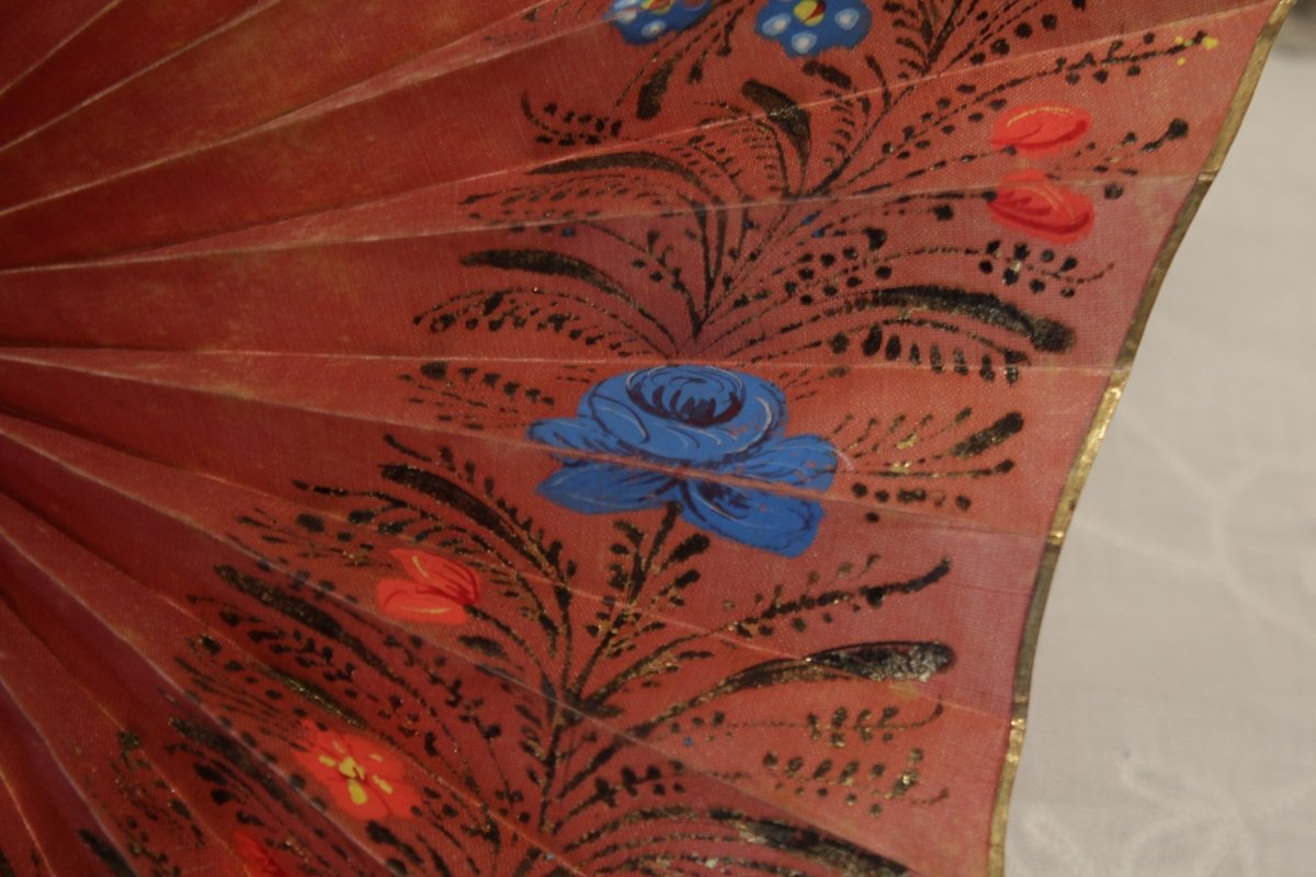 Éventail cocarde en bois peint scènes chinoises et papier de soie rose peint, fin 19ème siècle-photo-2