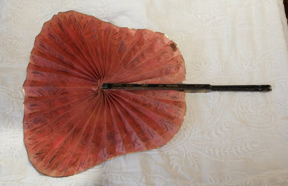 Éventail cocarde en bois peint scènes chinoises et papier de soie rose peint, fin 19ème siècle-photo-3