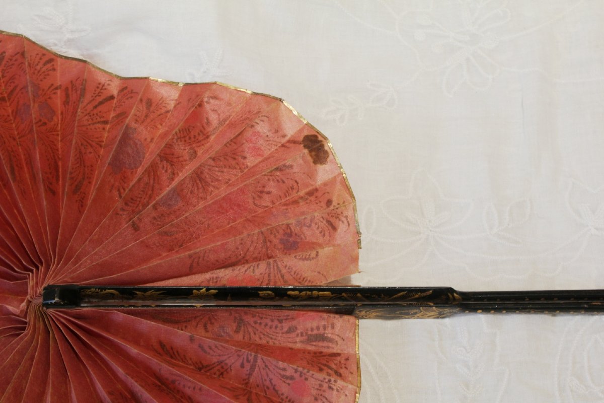 Éventail cocarde en bois peint scènes chinoises et papier de soie rose peint, fin 19ème siècle-photo-4