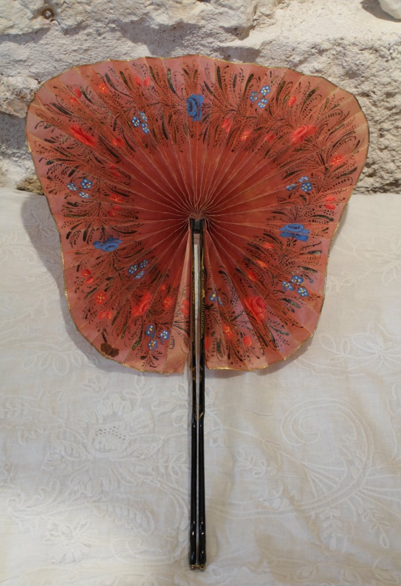 Éventail cocarde en bois peint scènes chinoises et papier de soie rose peint, fin 19ème siècle